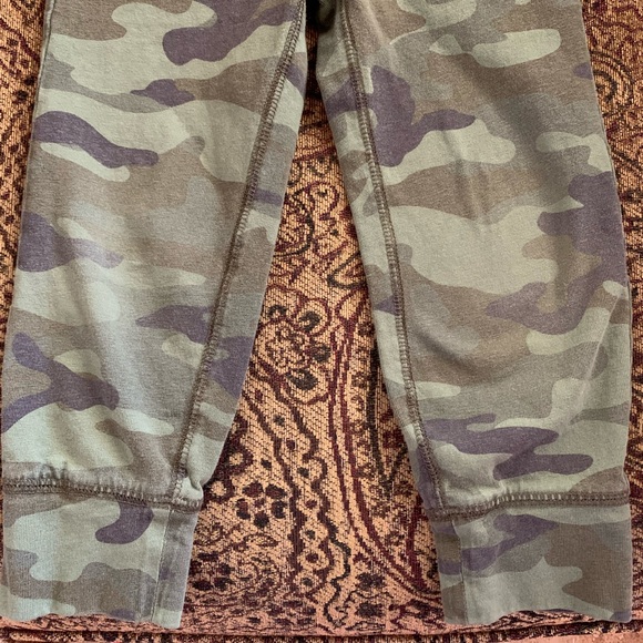 Gap Toddler Girl Camo Leggings/Joggers/Pants - Picture 3 of 5